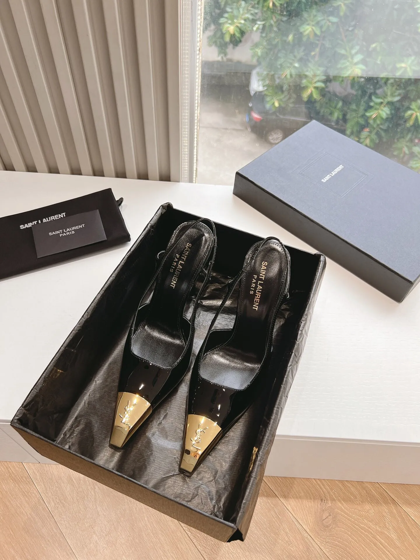 👟👟Ex-factory price 560👟👟 Women's shoes, women's clothing, women's shoes, women's clothing, top quality Saint Laurent/Yves Saint Laurent Lee metal buckle single shoes, YSL sister's beautiful high heels, and the small square toe of the same style as Saint Laurent Rose. High heels are very good at modifying the foot shape, luxury metal chain. In recent years, SL👟👟factory price is that women are becoming more and more understanding of high heels. The embarrassing design impression of the waterproof platform model is gone. YSL's beautiful high-heeled shoes. Upper: imported patent leather/cowhide. Sole: genuine leather outsole. Heel height: about 11cm. Sizes 35-39 (40, 41 customized, non-refundable and non-exchangeable)